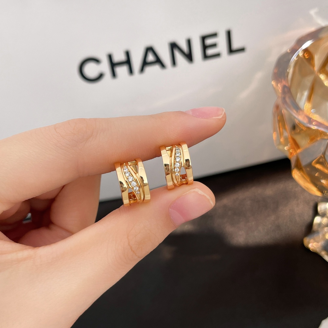 Bulgari B.ZERO1 series hollow diamond earrings