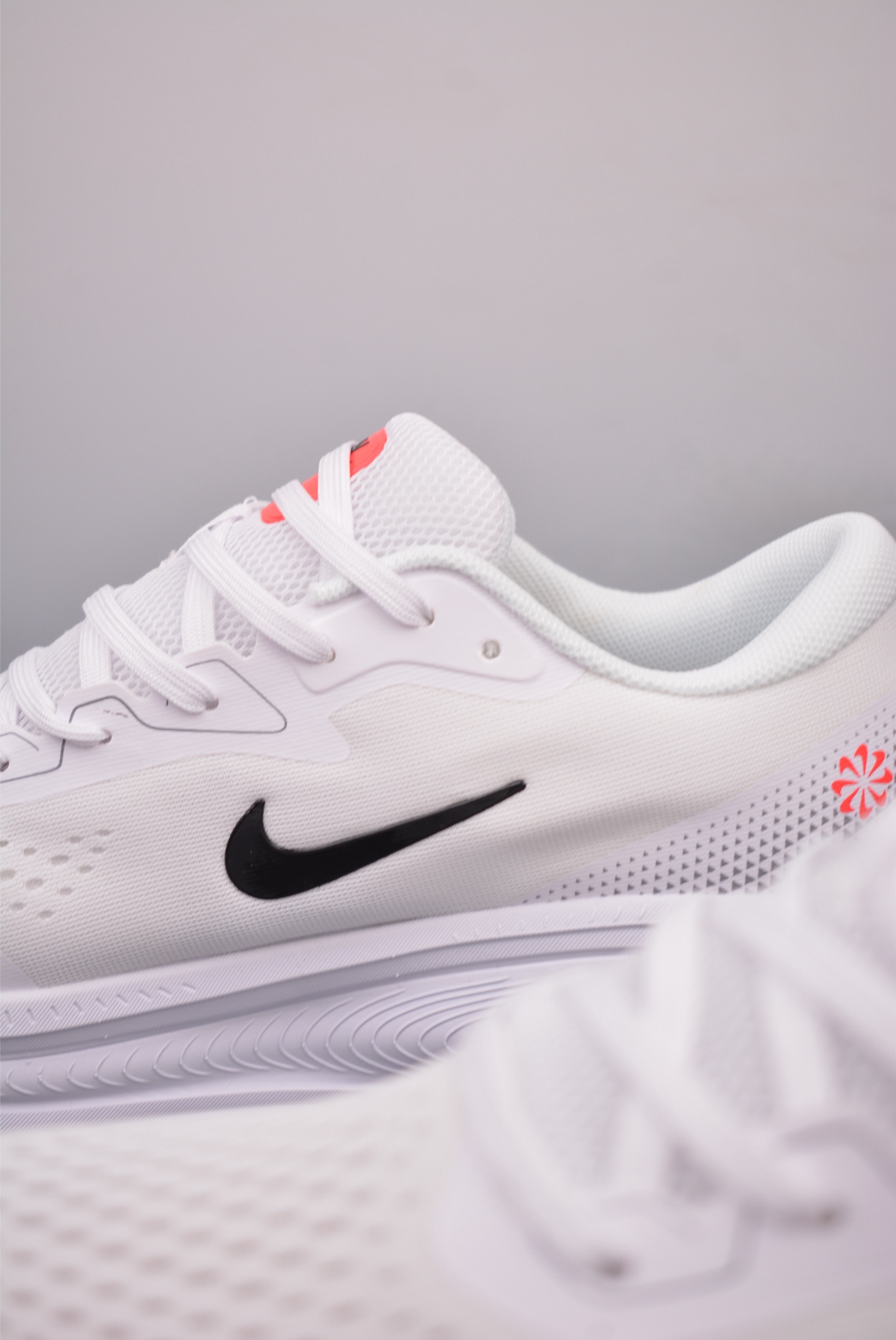 Nike Air Zoom Vomero 18X White and Black Hook HM2519-372