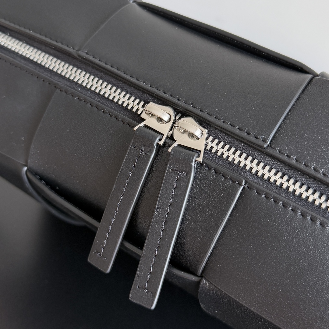 Bottega Veneta 2023 Early Spring Series Arco Camera Bag 731165