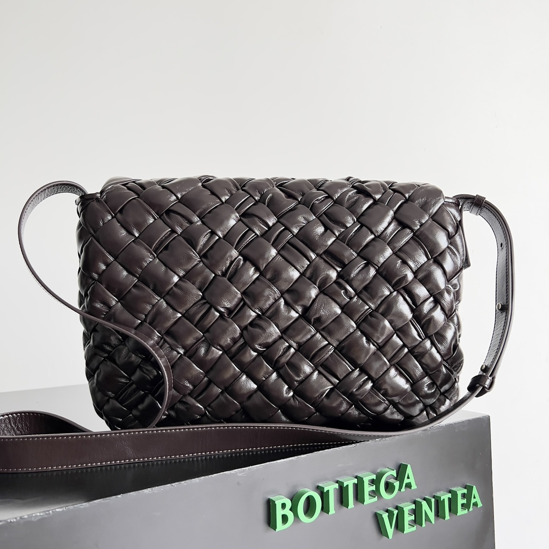 Bottega Veneta 24 Rumple Messenger Bag 776519