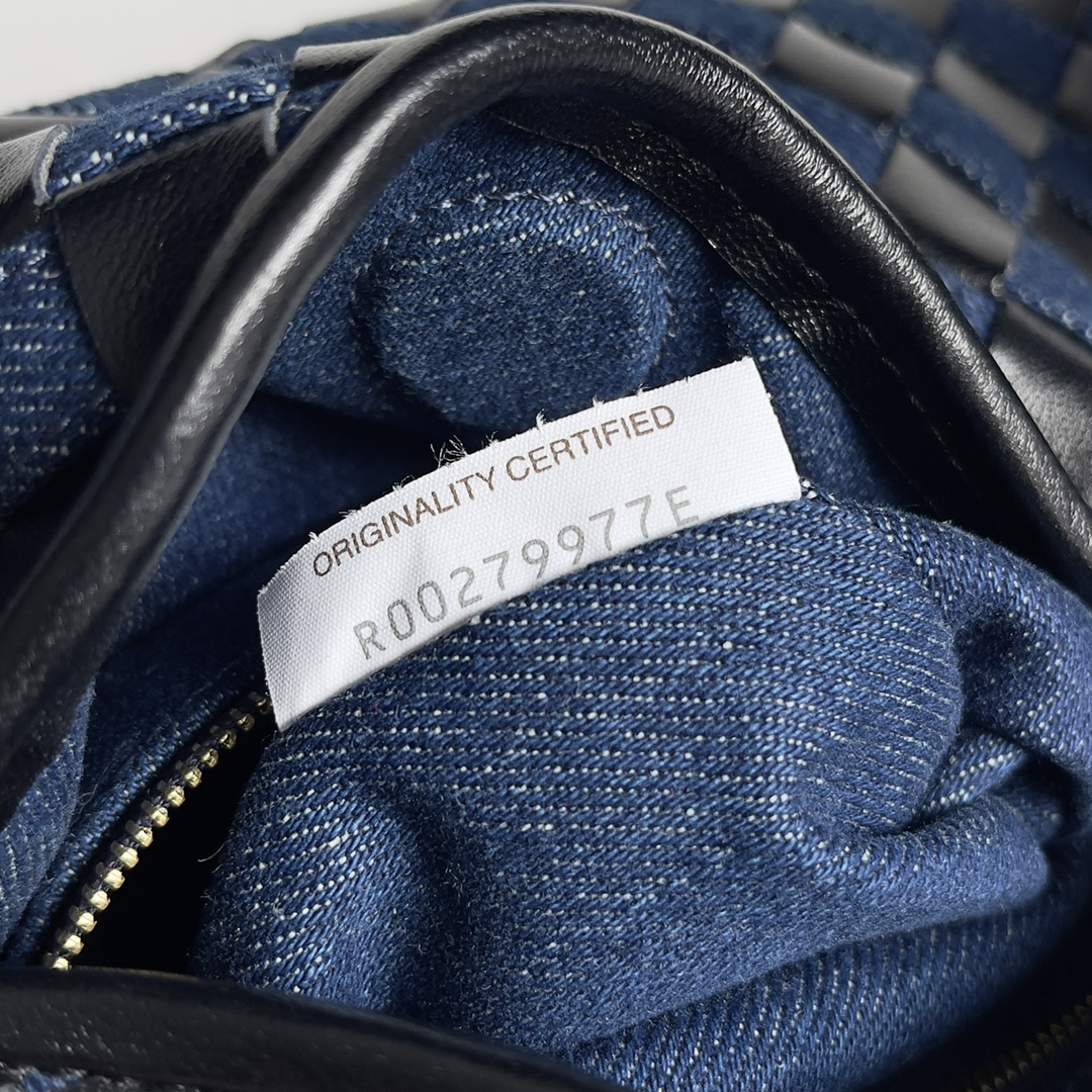 Bottega Veneta Small Hop Shoulder Bag 789028