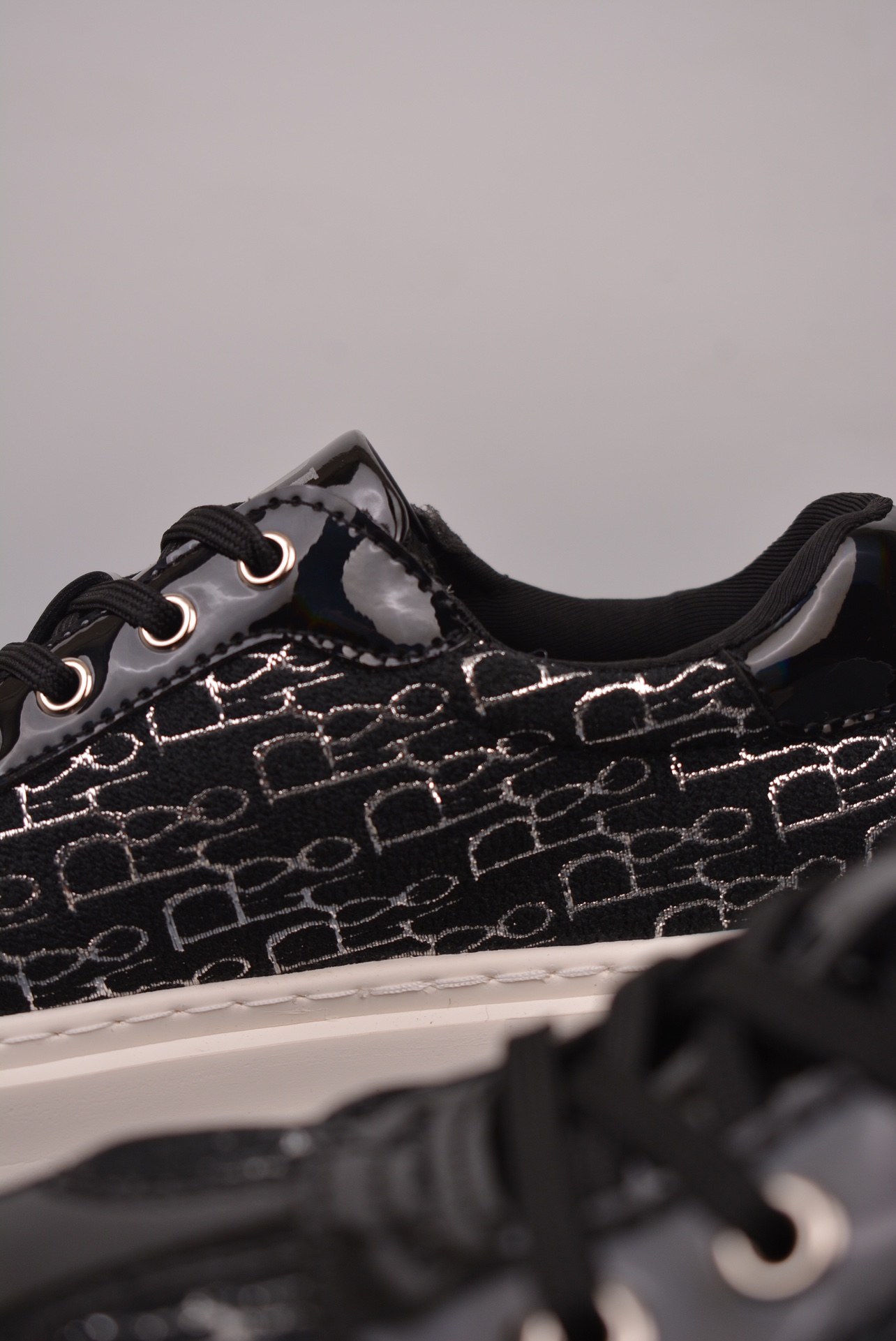 FENDI 23ss low-top sneakers black and silver