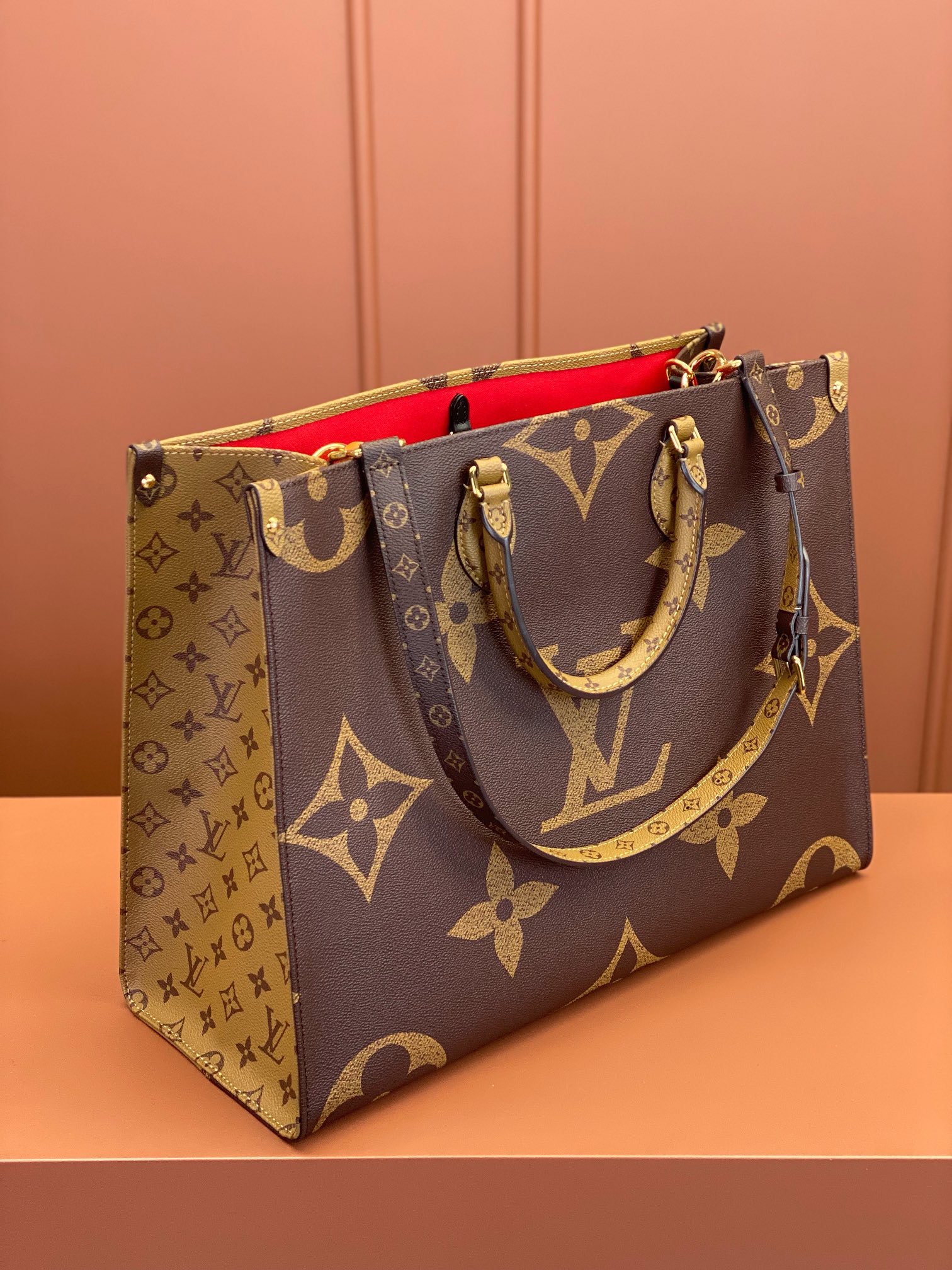 Louis Vuitton ONTHEGO VOYAGE Handbag M46823