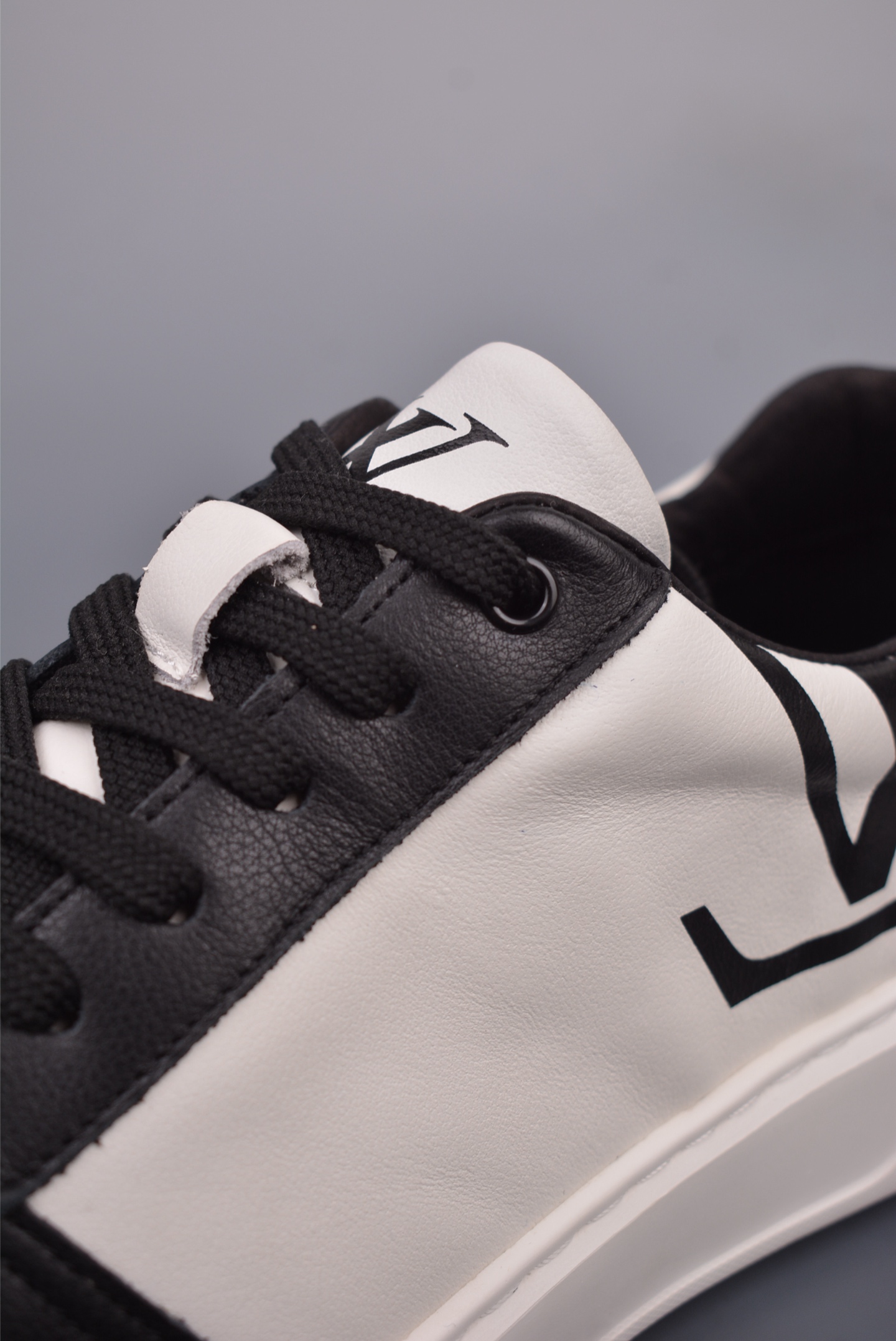 Louis Vuitton sneakers black and white 51BCOLORE