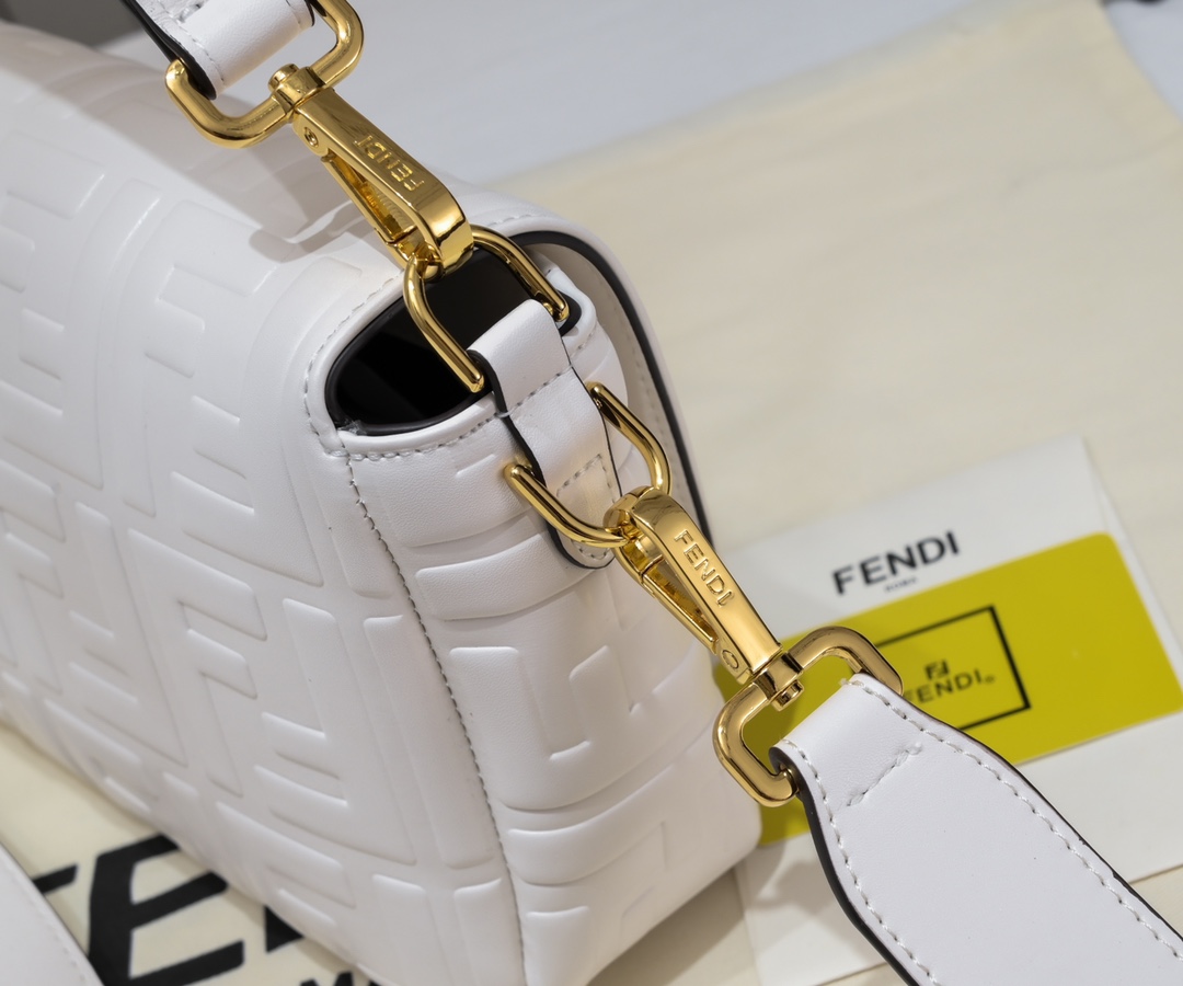 FENDI BAGUETTE handbag 6608