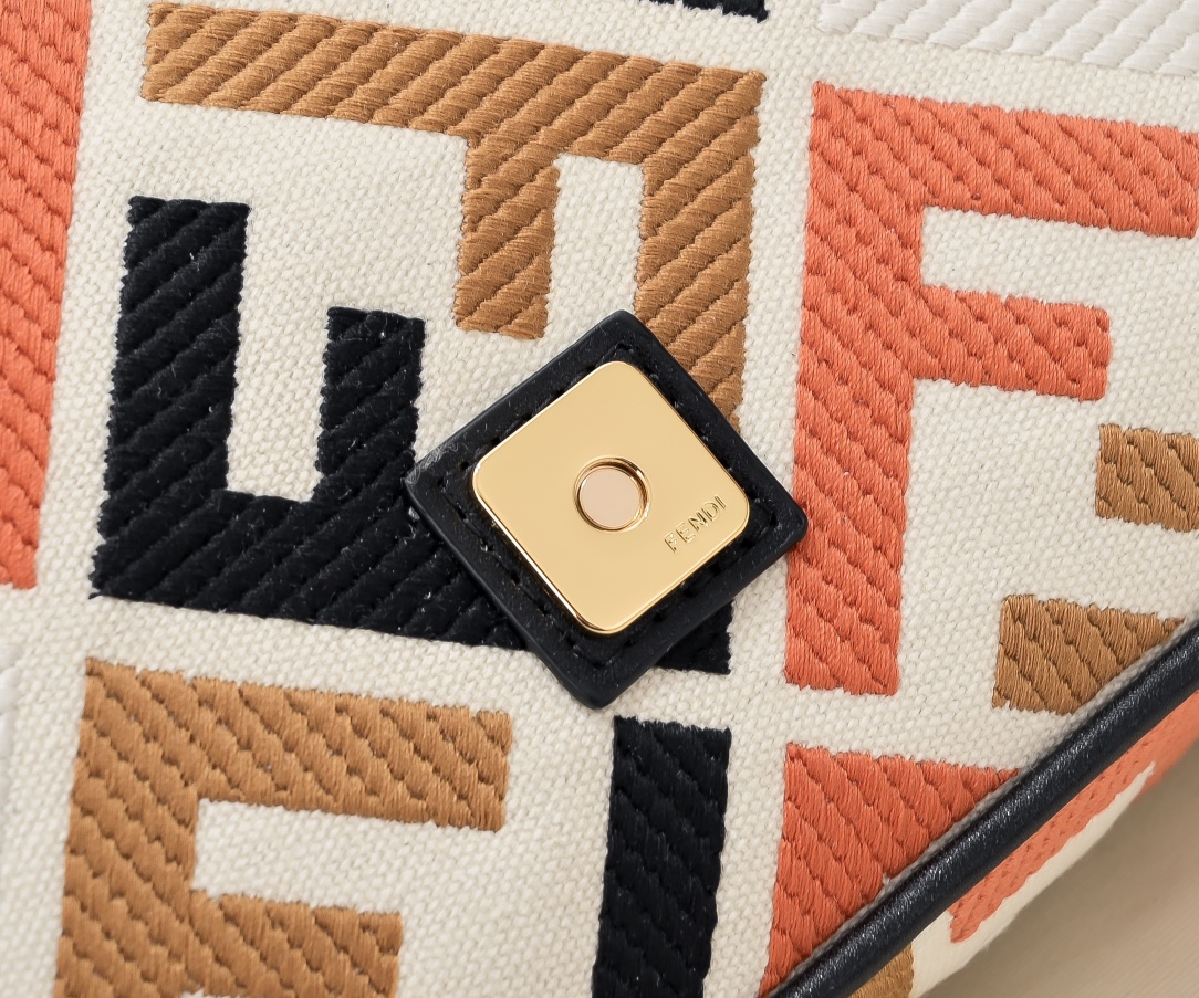 FENDI Baguette Shoulder Bag 1002