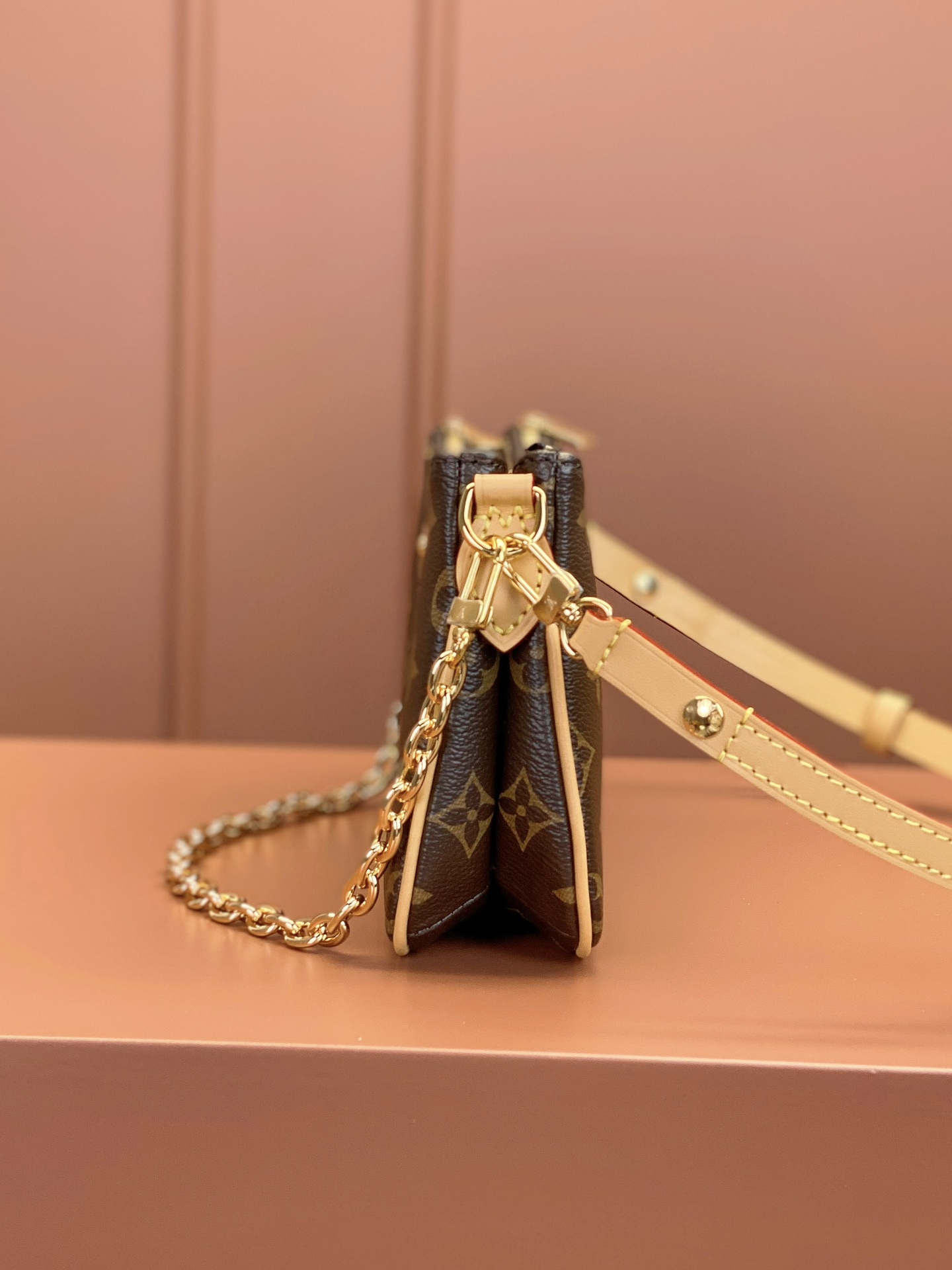 Louis Vuitton pochette bag M83008