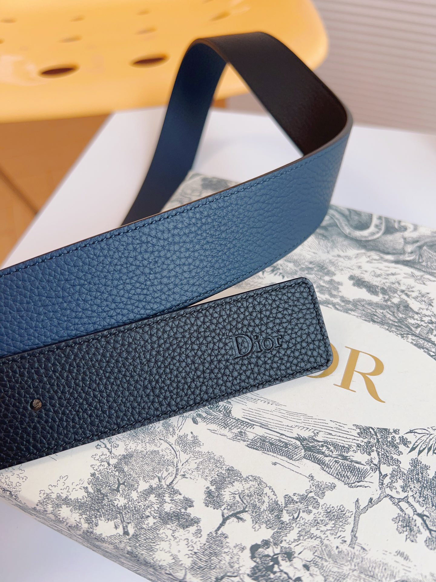 Dior hollow buckle cowhide double-sided belt 3.5CM wide