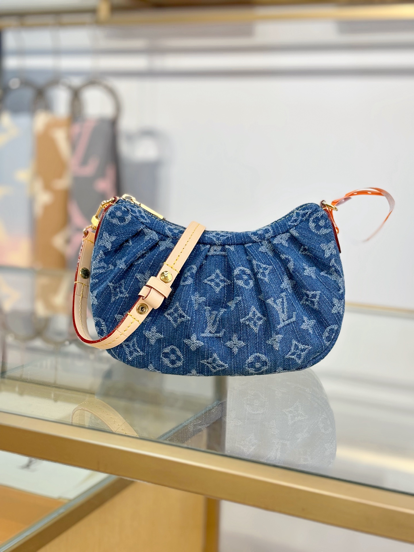 Louis Vuitton POCHETTE VALLEY Handbag M13571