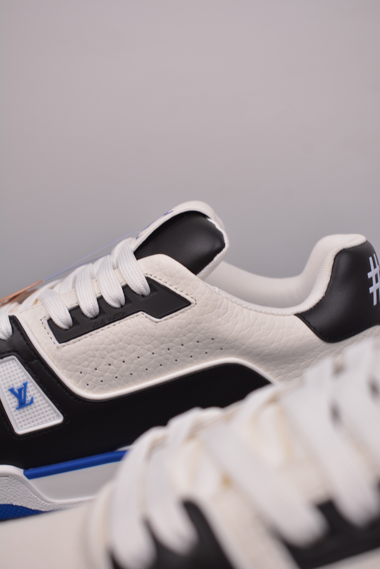 Louis Vuitton Trainer Sneaker Low Black White Blue Signature Edition 1ADDYZ