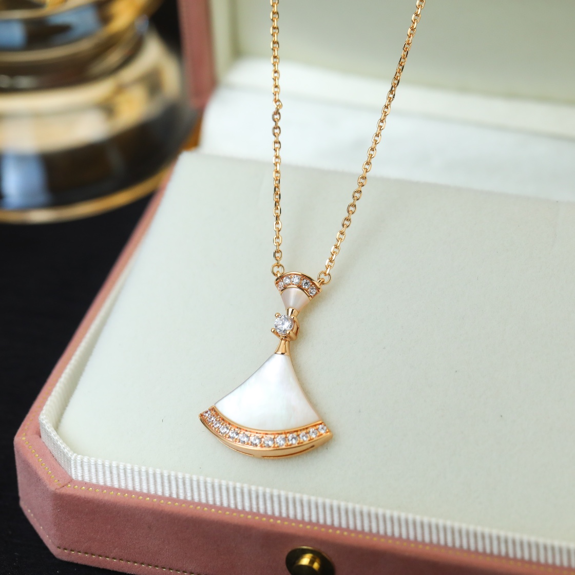 Bulgari Divas Dream series fan-shaped diamond necklace
