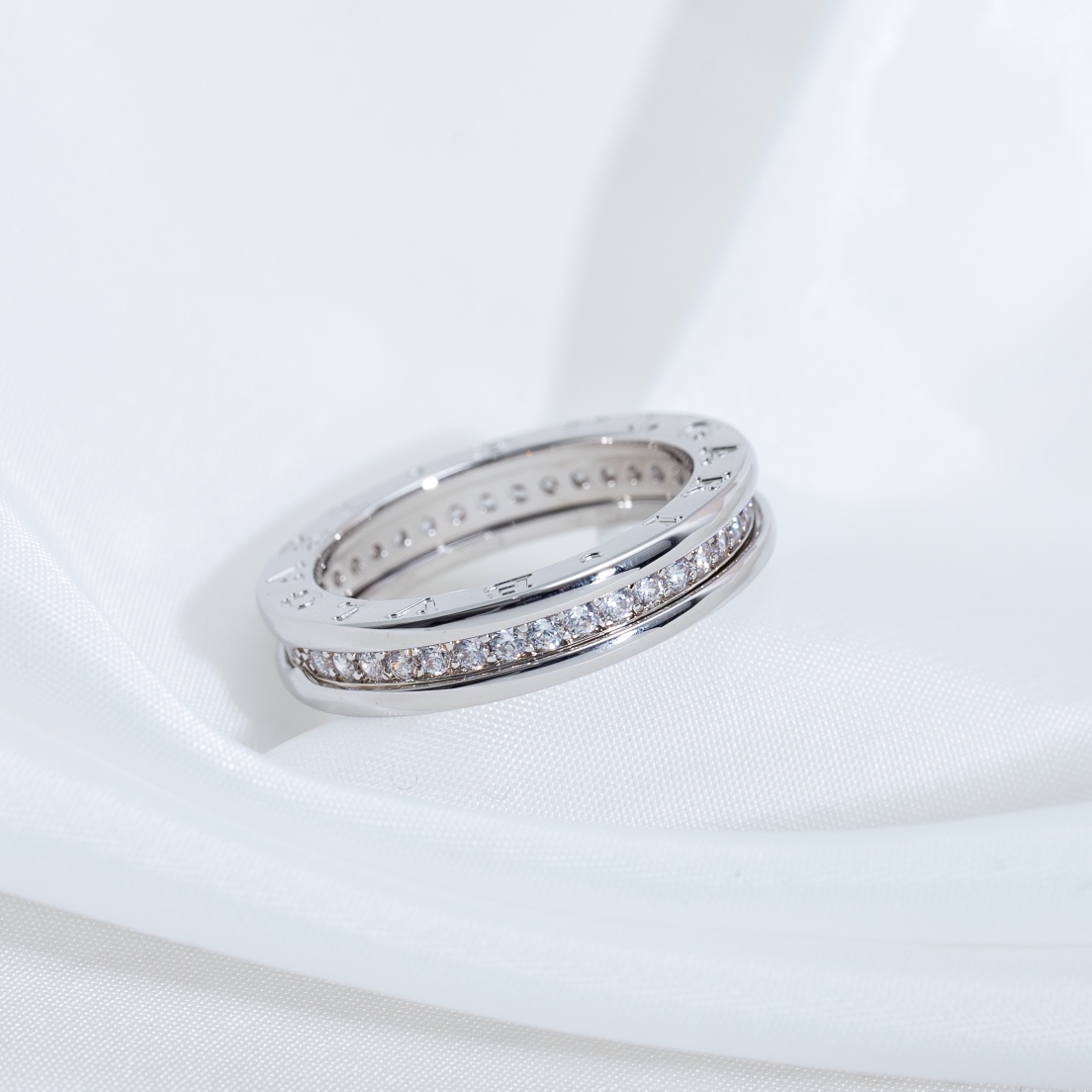 Bulgari zero single ring with diamond ring