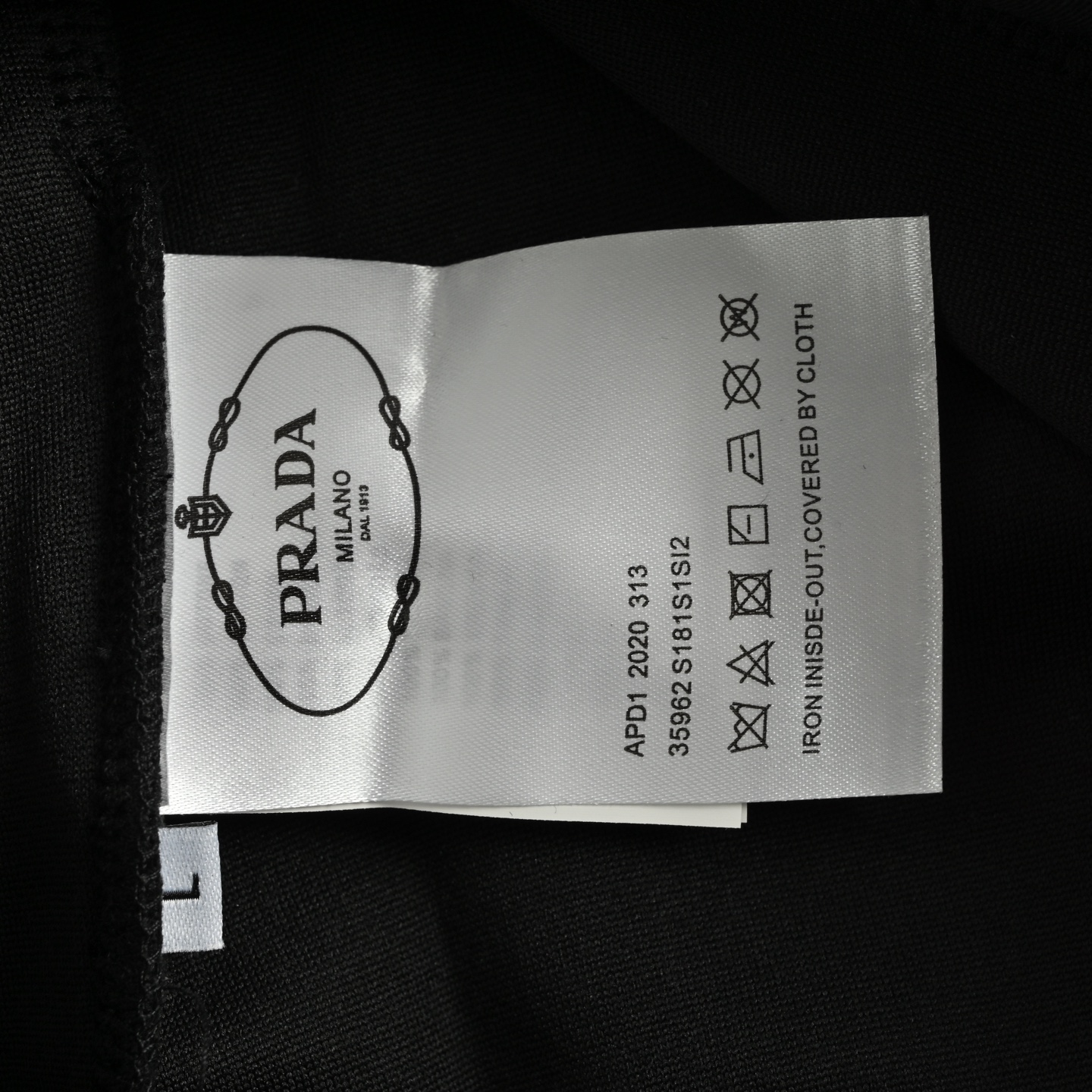 Prada 25ss lettering logo shorts