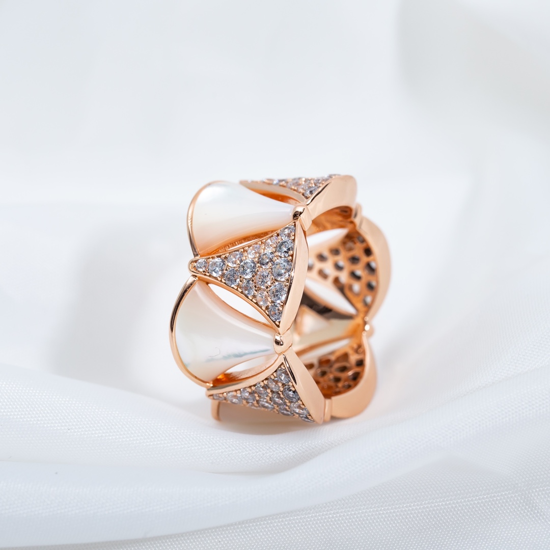 Bulgari Diva mica diamond ring