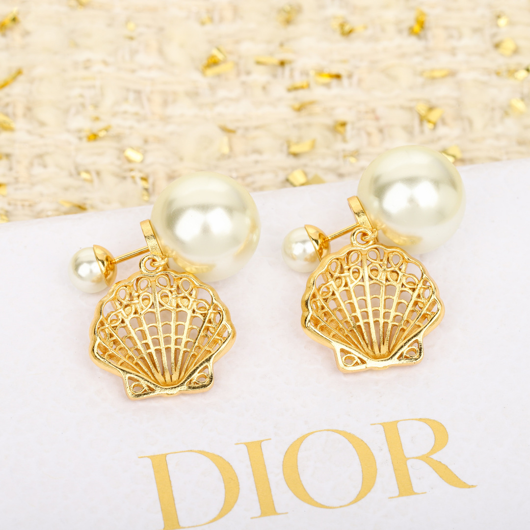 Dior 25 hollow shell earrings