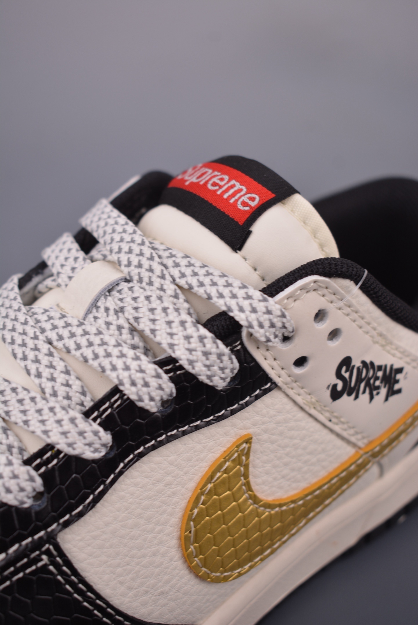 Supreme x Nike SB Dunk Low 