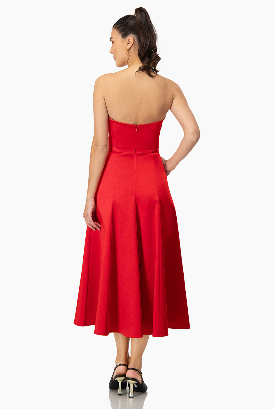 Vestido strapless con detalle en escote