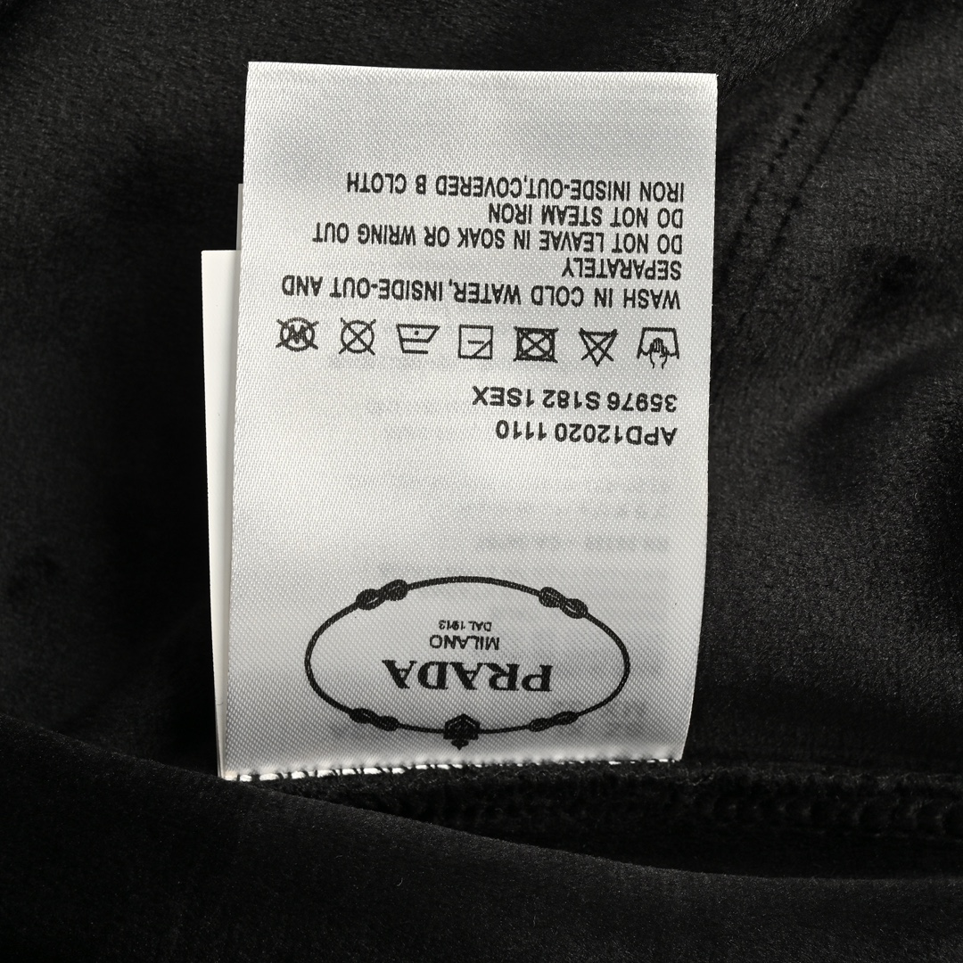 Prada 24Fw classic embroidered logo nylon pocket triangle label plus fleece trousers