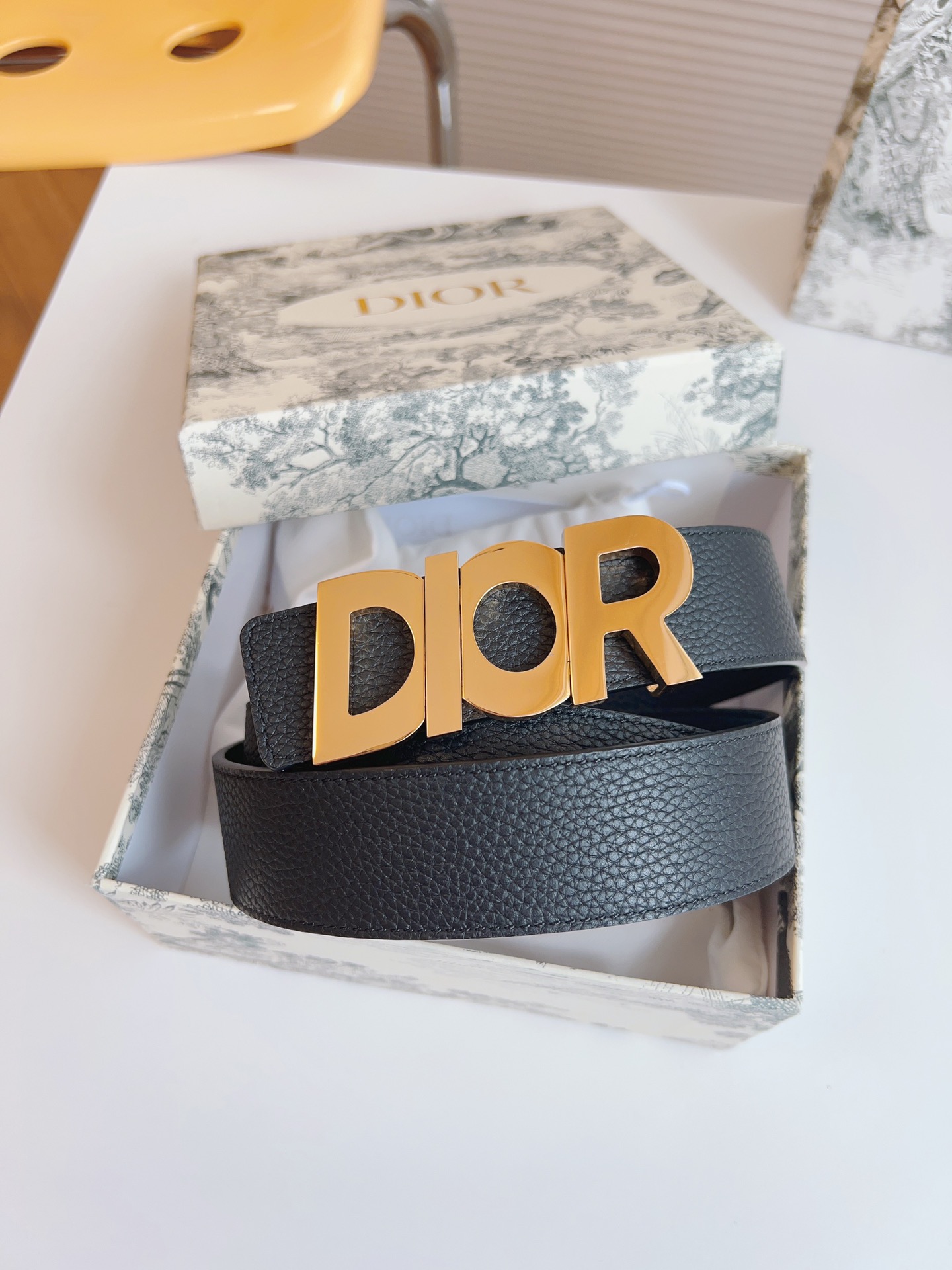 Dior double-sided leather belt with letter buckle, 3.5CM wide