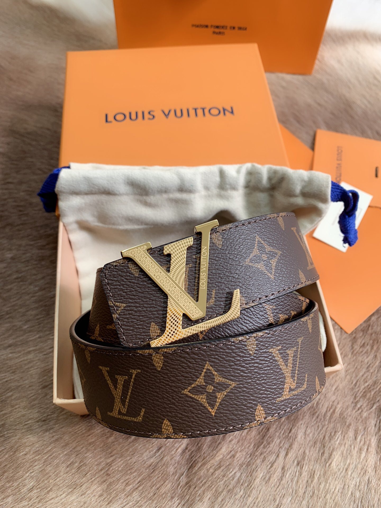 Louis Vuitton Men's Old Fashioned Cowhide Belt 4CM Width