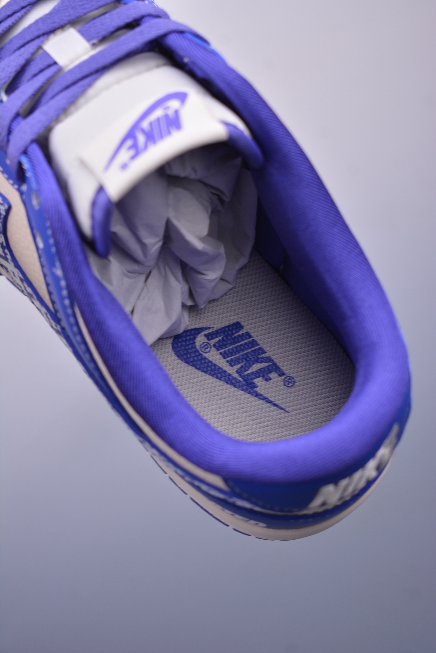 UN x Nike SB Dunk Low sneakers Blue and White KK1333-045