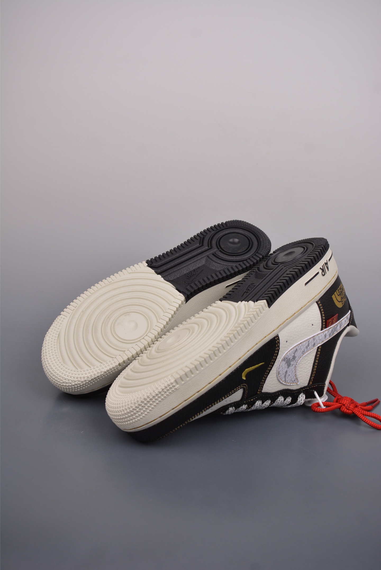 Stussy x Nike Air Force 1´07 Low Year of the Snake black and white embroidery HH7518-034