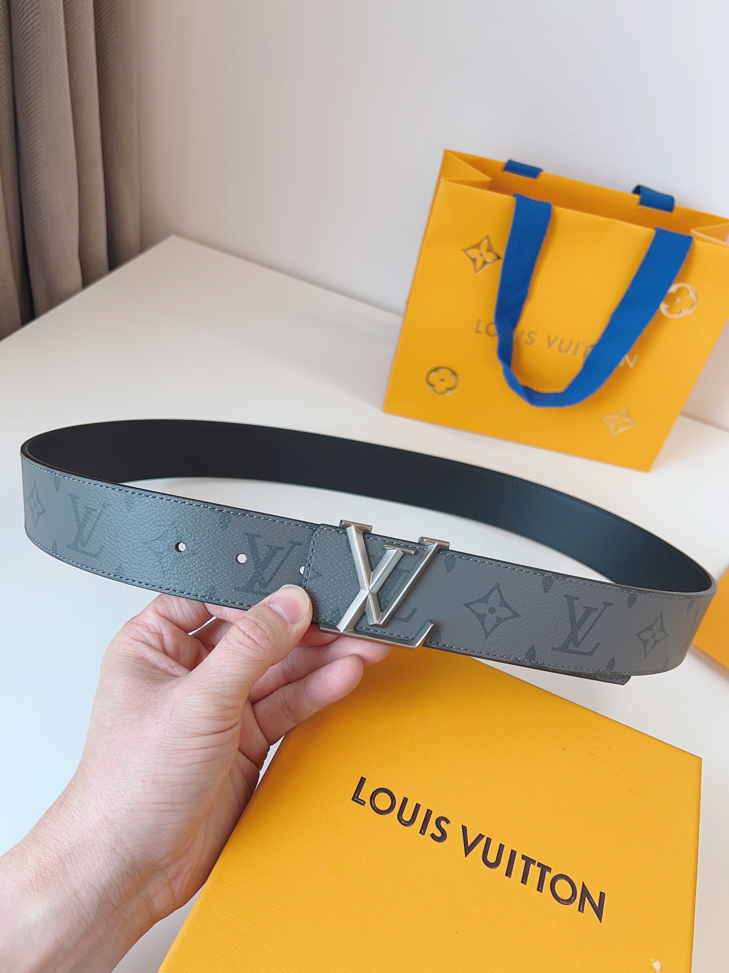 Louis Vuitton double-sided men's belt with monogram, 4cm width
