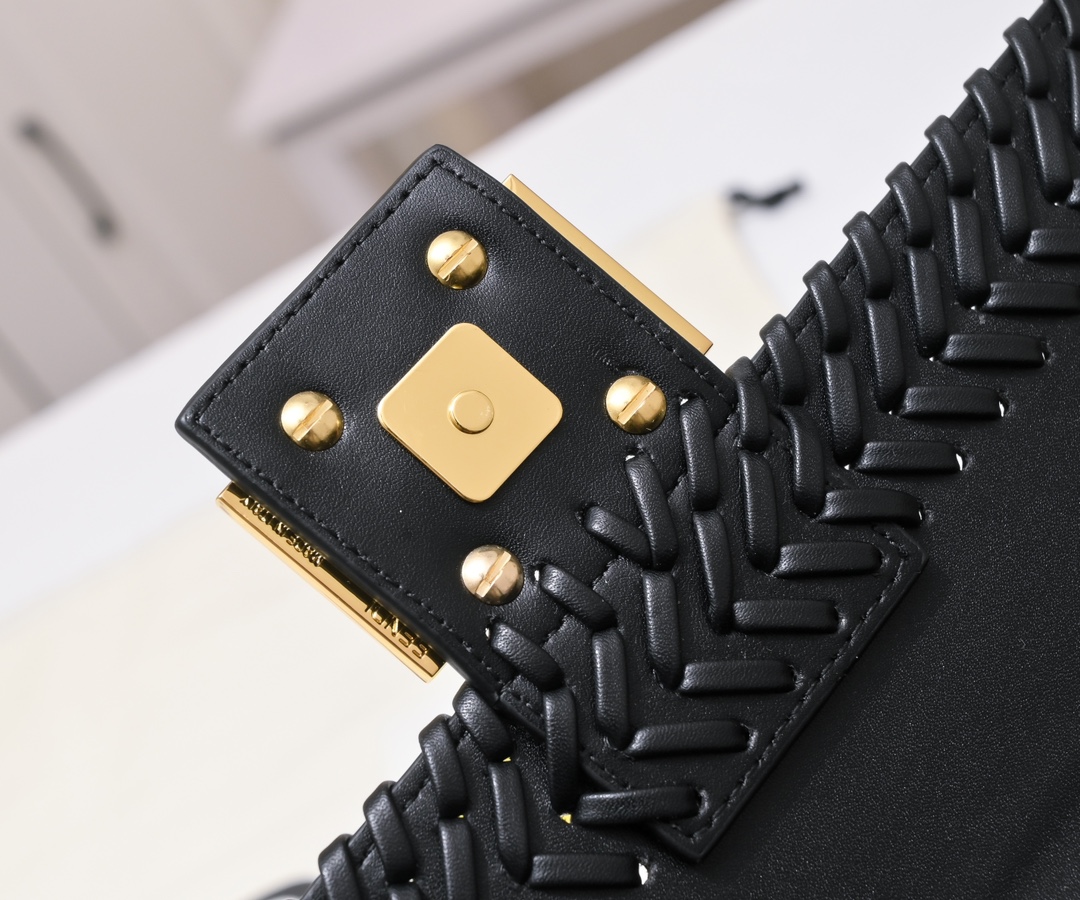 FENDI Baguette Medium Handbag 7714