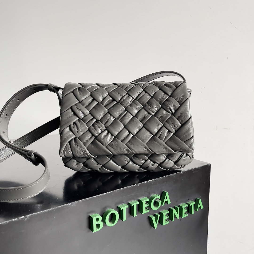 Bottega Veneta RUMPLE MESSENGER handbag 787113
