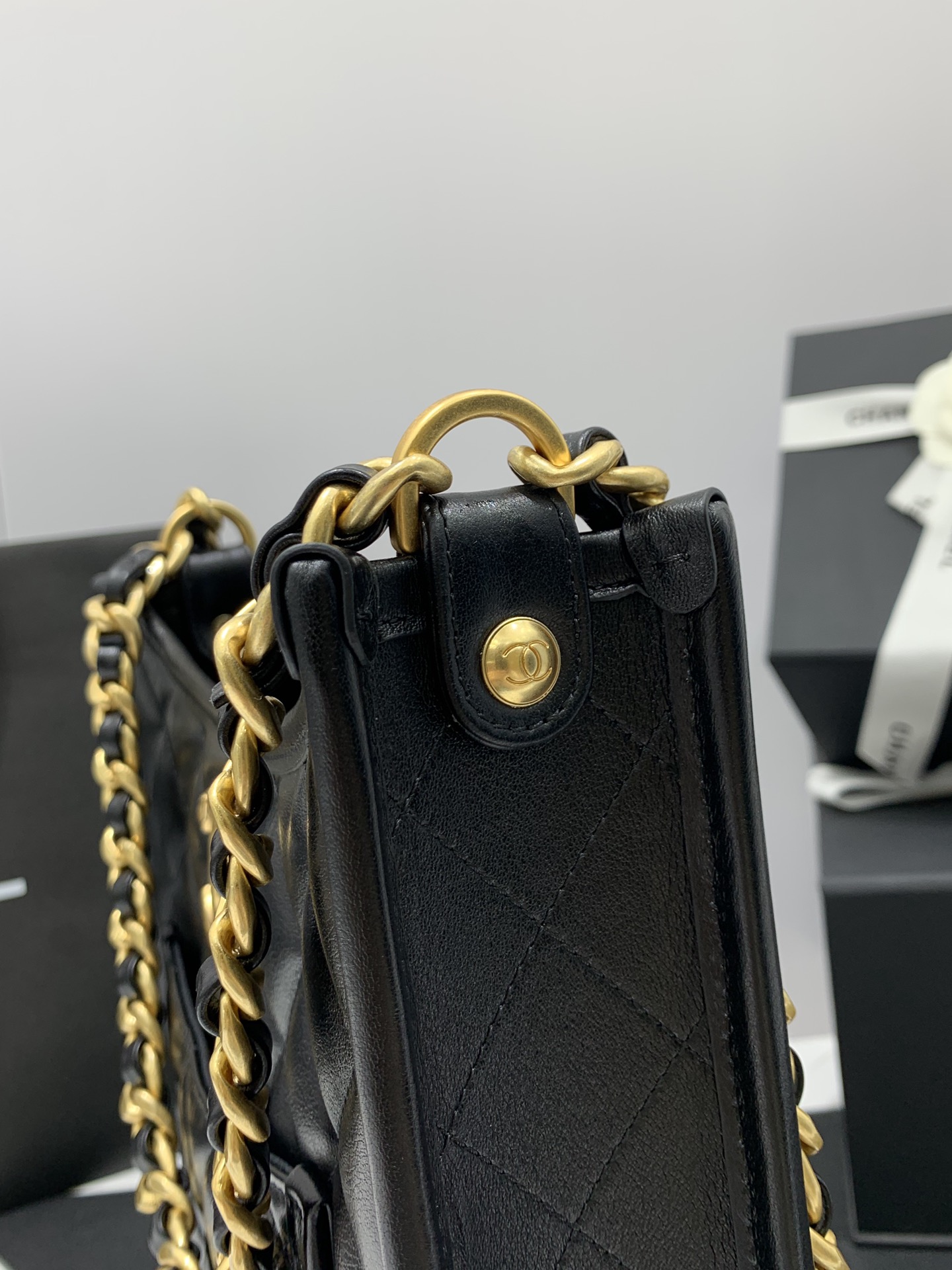 Chanel 24s 𝗁𝗈𝖻𝗈 crossbody hippie bag 99353