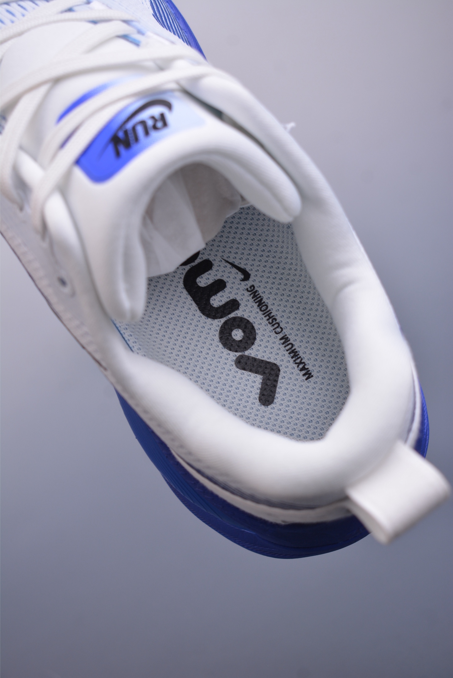 Nike Vomero 18 ZoomX running shoes white, blue and black hook HM6803-104