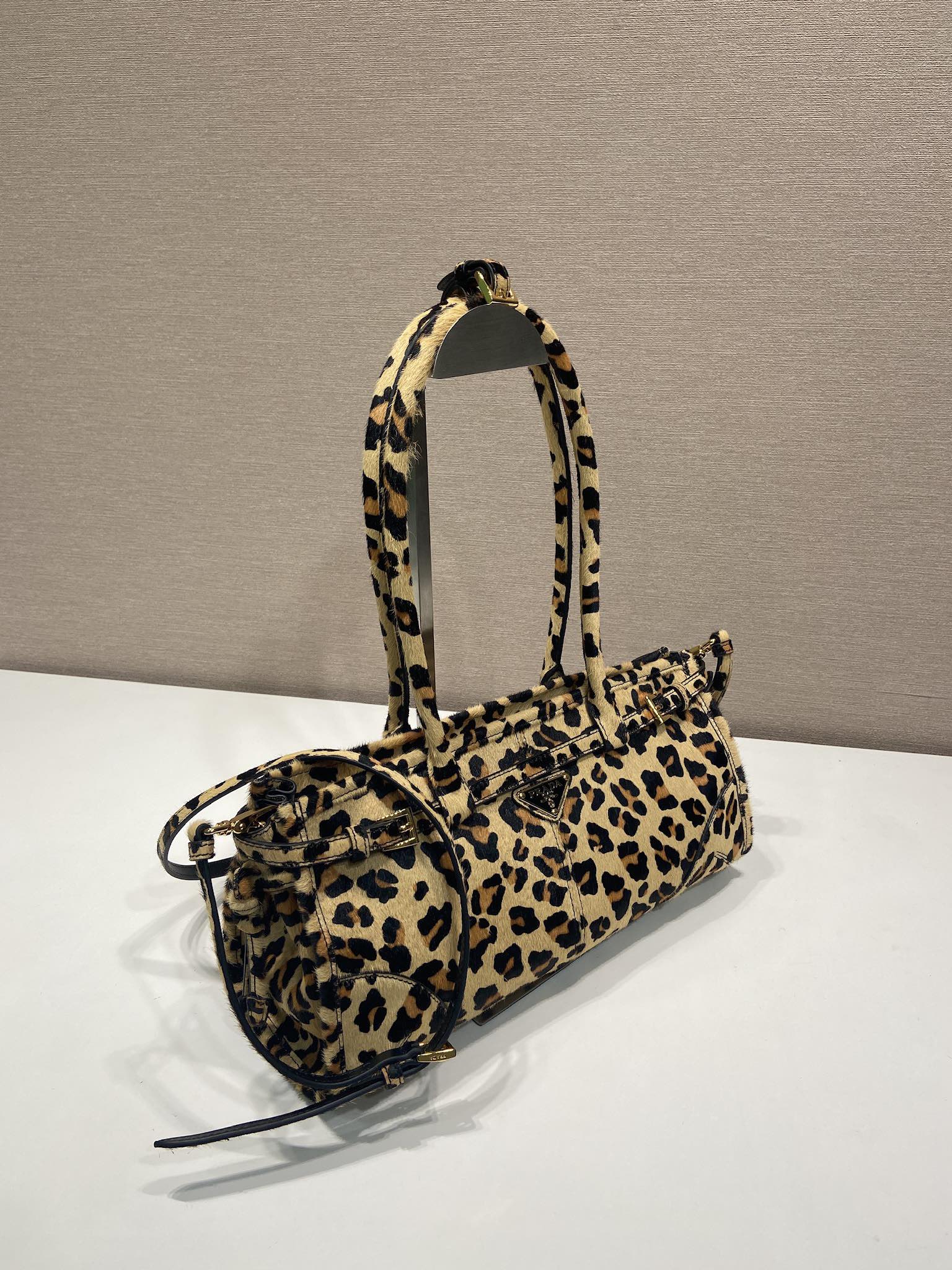 Prada lussolf handbag 1BA426