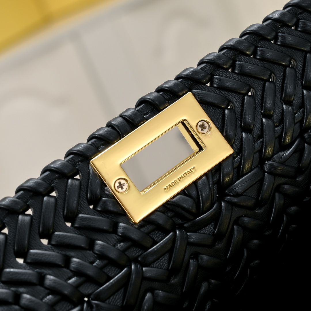 FENDI BAGUETTE Medium Handbag 3318