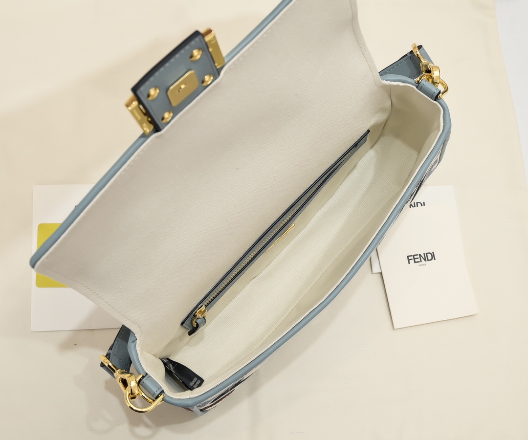 FENDI Baguette Shoulder Bag 1002