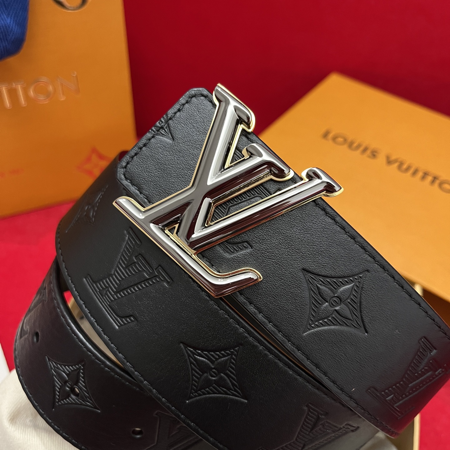 Louis Vuitton embossed leather men's belt, 4cm wide