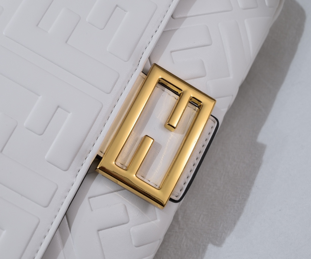 FENDI BAGUETTE handbag 6608