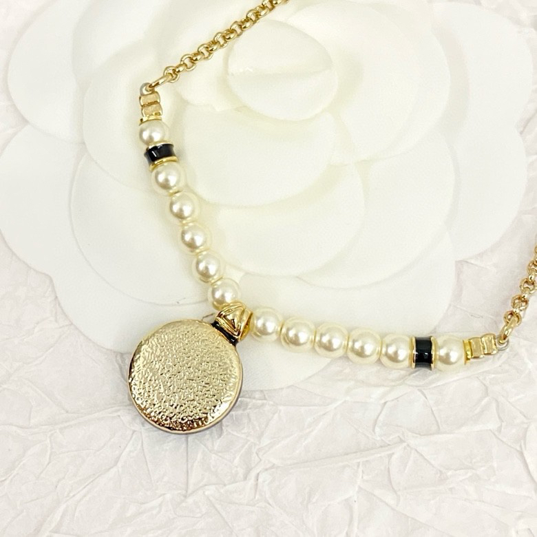 CHAN 24 black and white enamel button pearl necklace