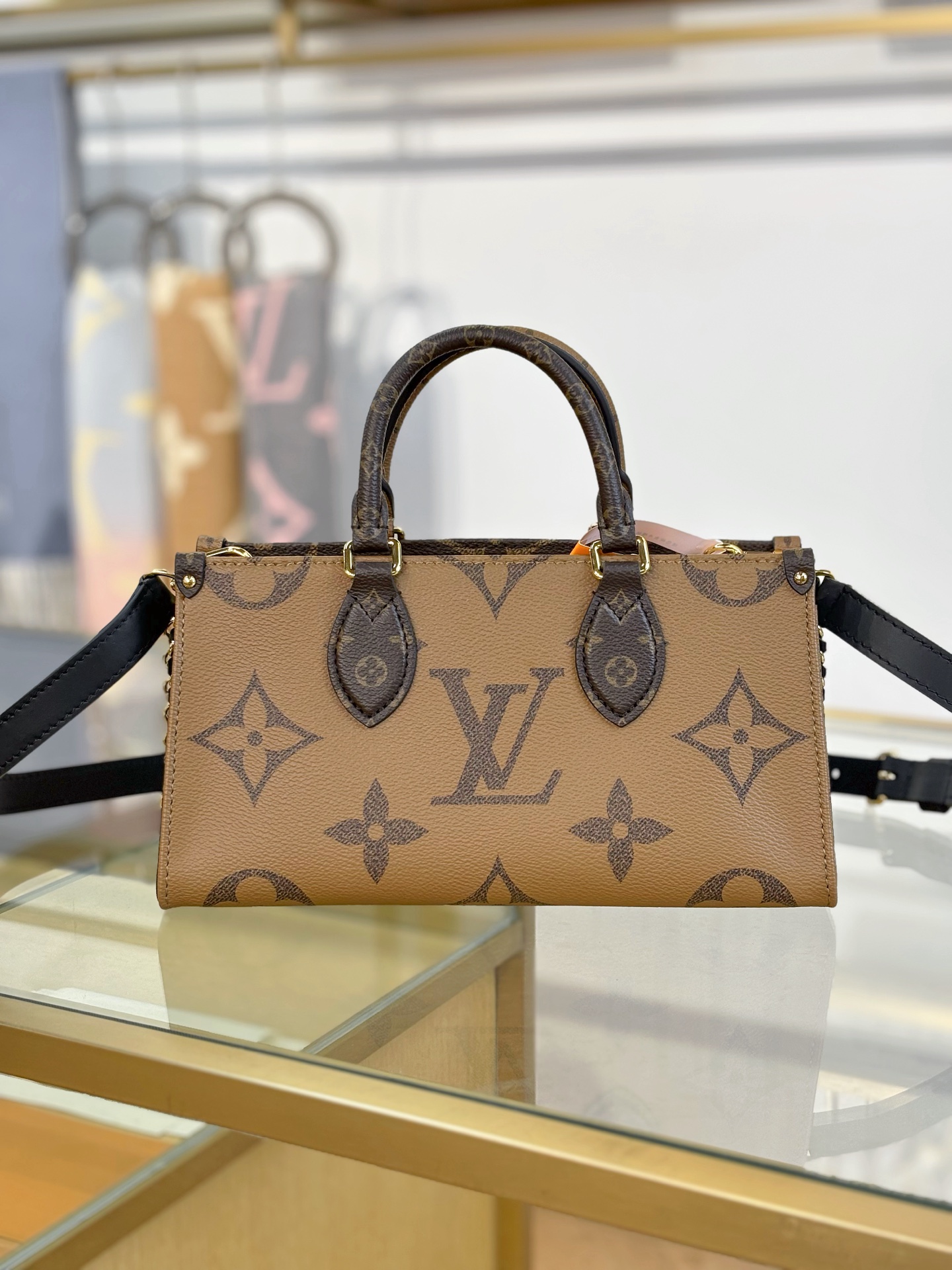 Louis Vuitton ONTHEGO EAST WEST CHAIN ​​Handbag M14236