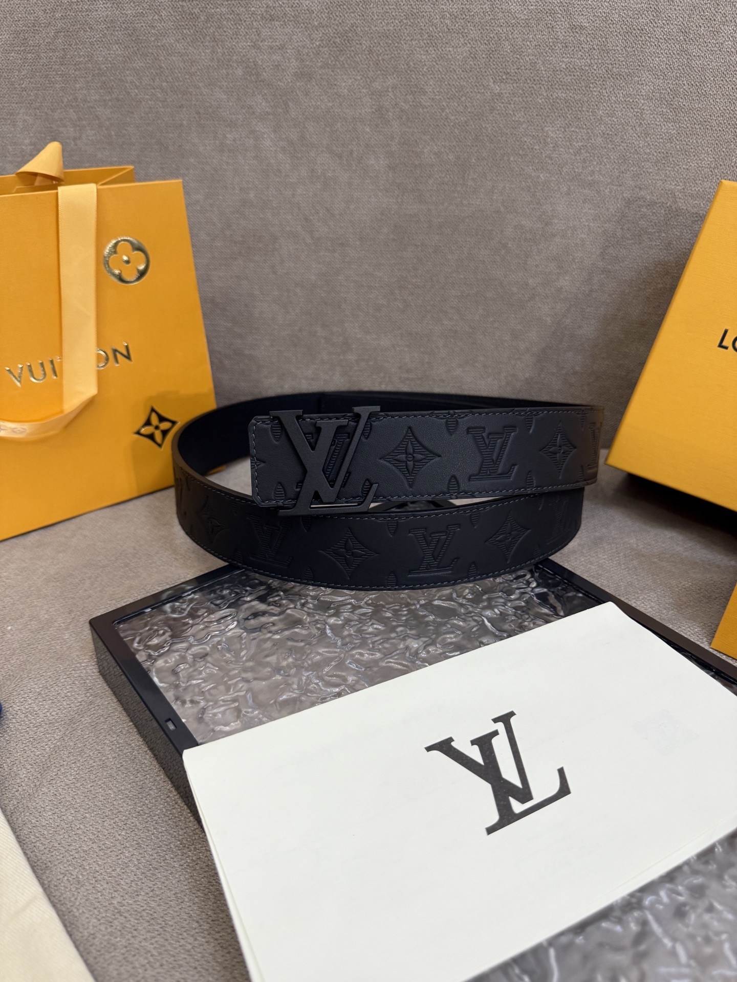 Louis Vuitton embossed leather men's belt, 4cm wide