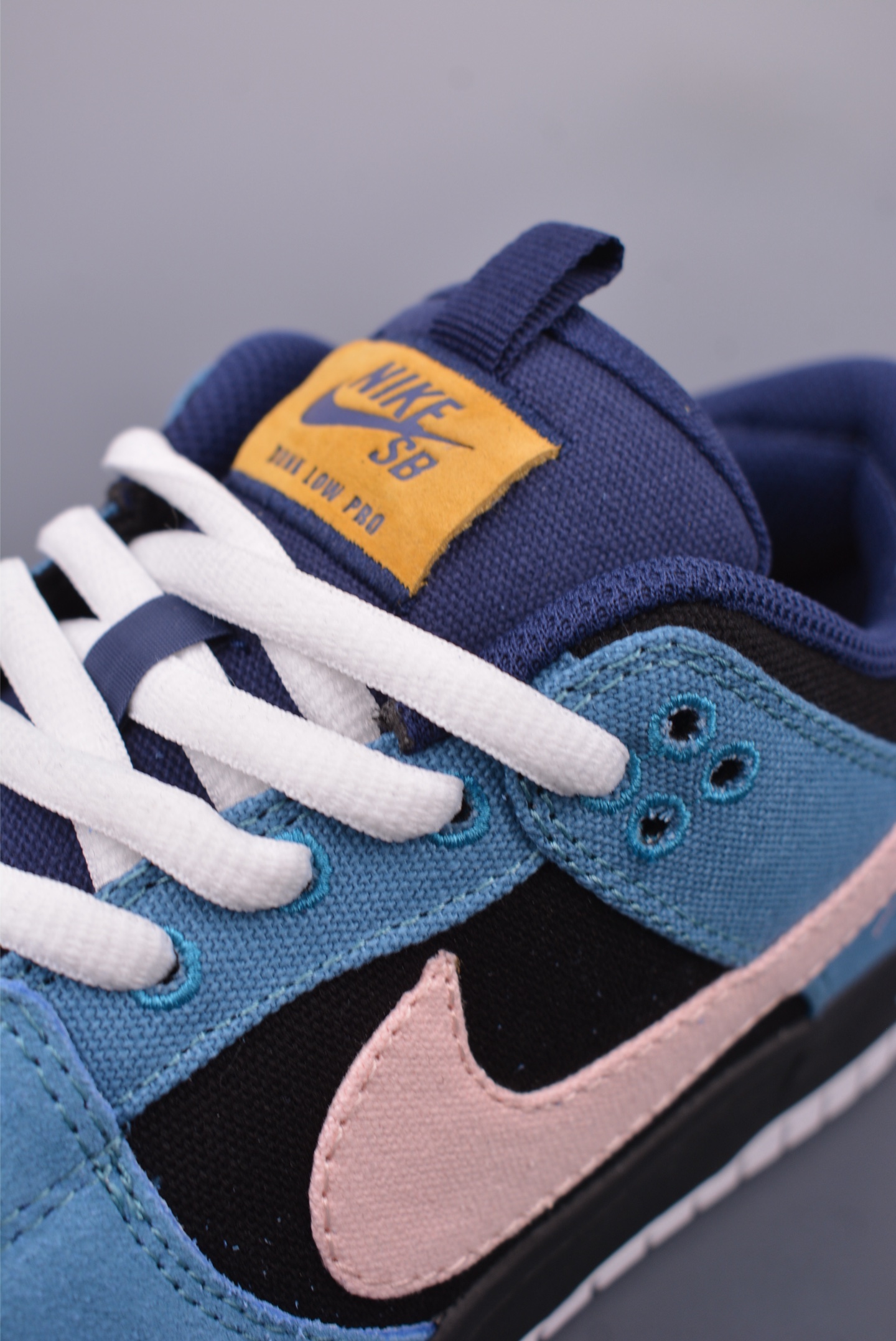 NIKE SB Dunk Low 