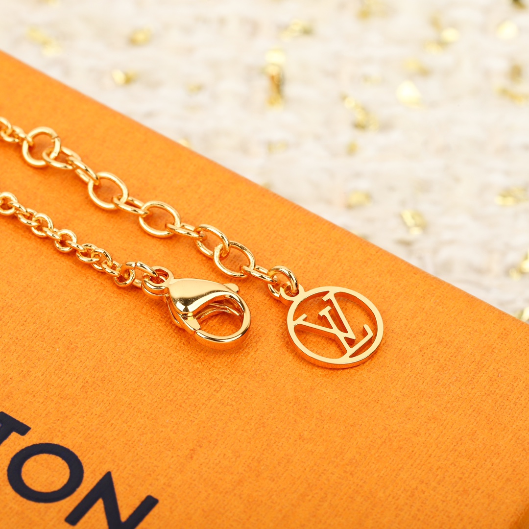 Louis Vuitton four-leaf clover diamond bracelet