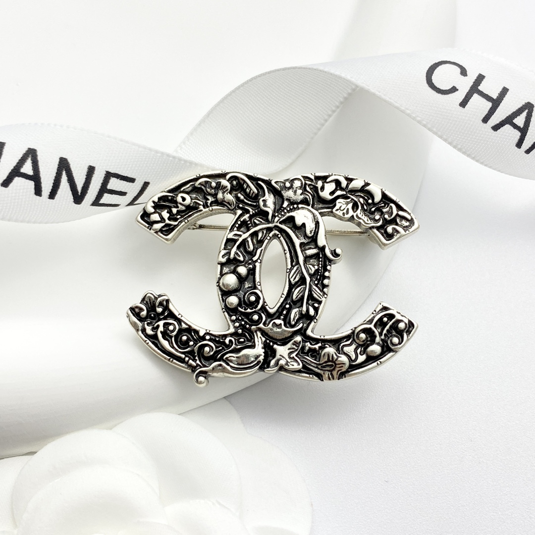 CHAN 24 vintage silver totem double c brooch