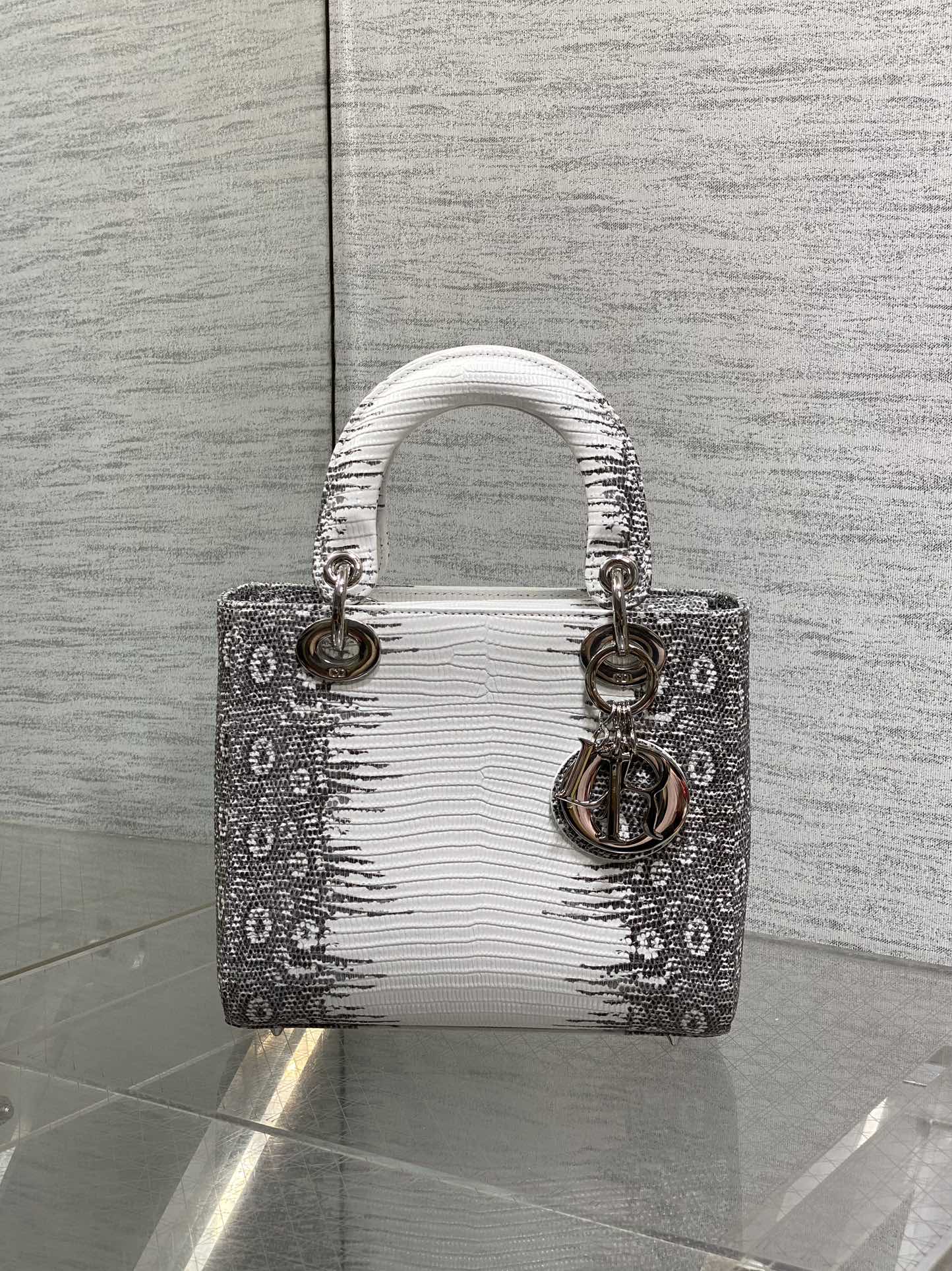 Dior Lady Dior four-grid rare lizard pattern handbag