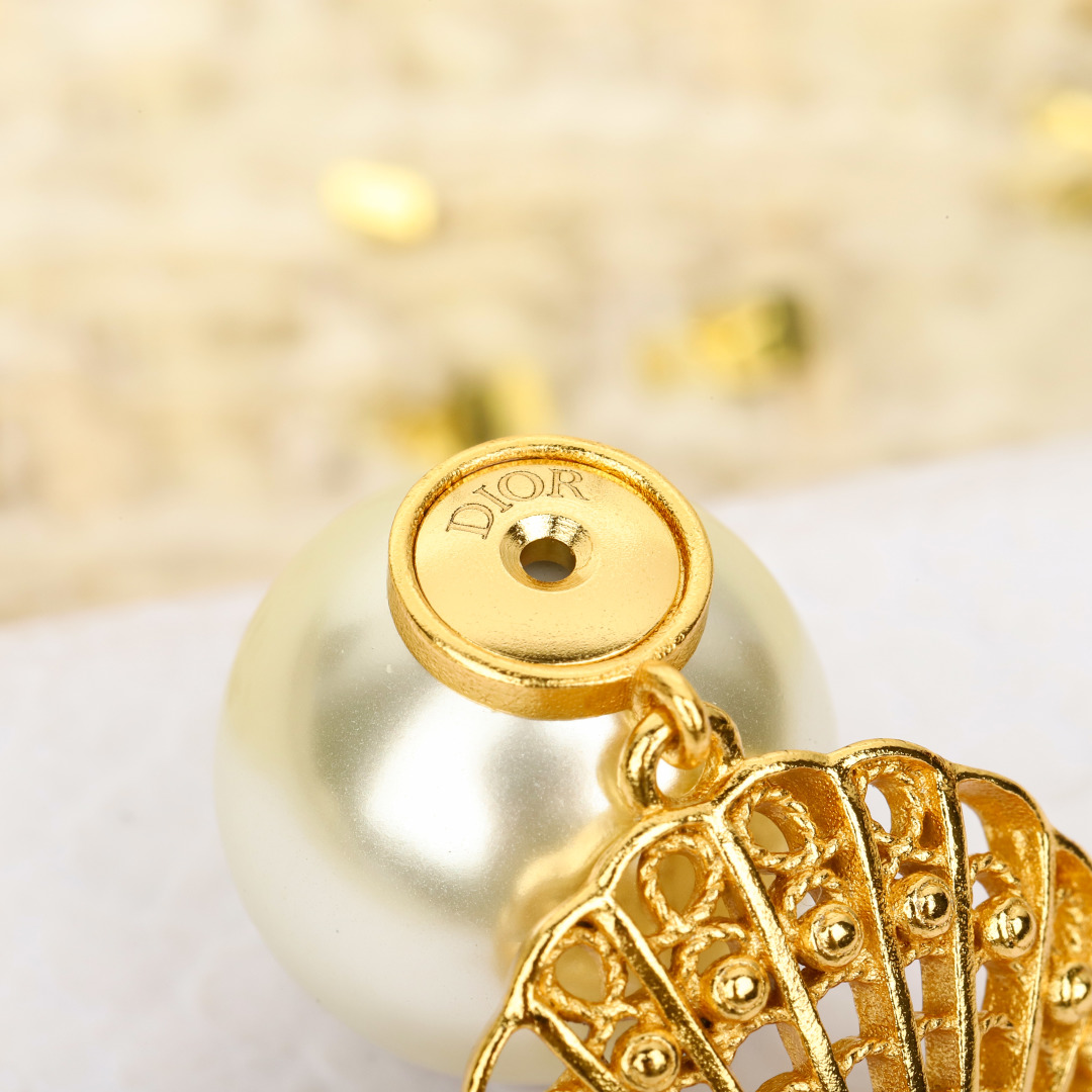 Dior 25 hollow shell earrings