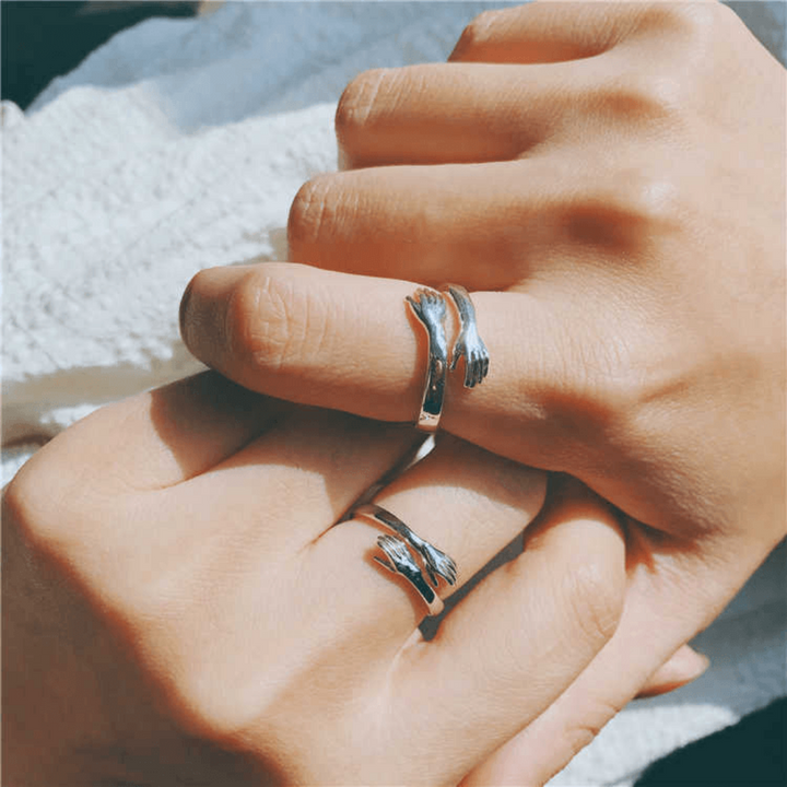 ADJUSTABLE HUG RING