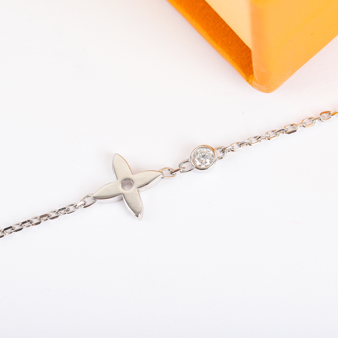 Louis Vuitton Four Leaf Clover Simple Bracelet