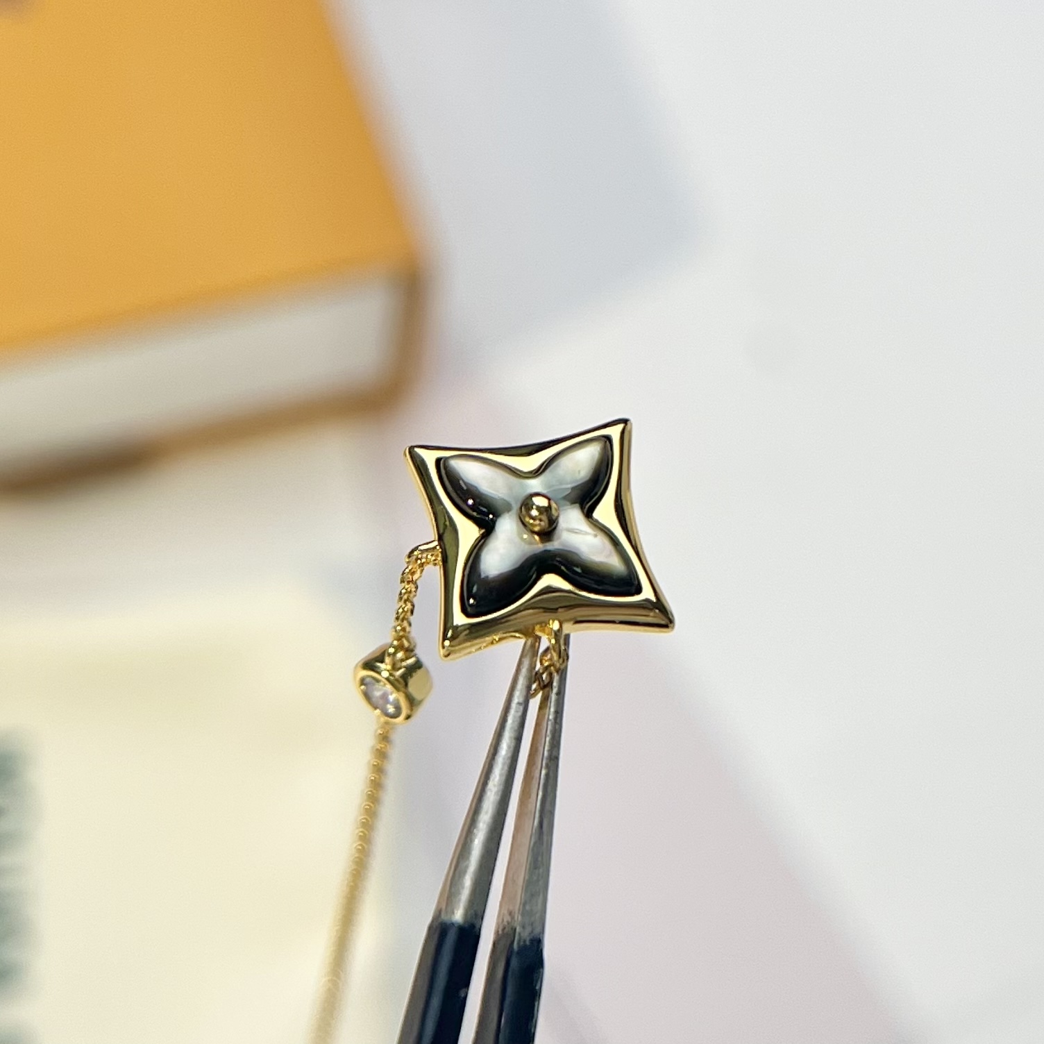 Louis Vuitton single flower diamond necklace