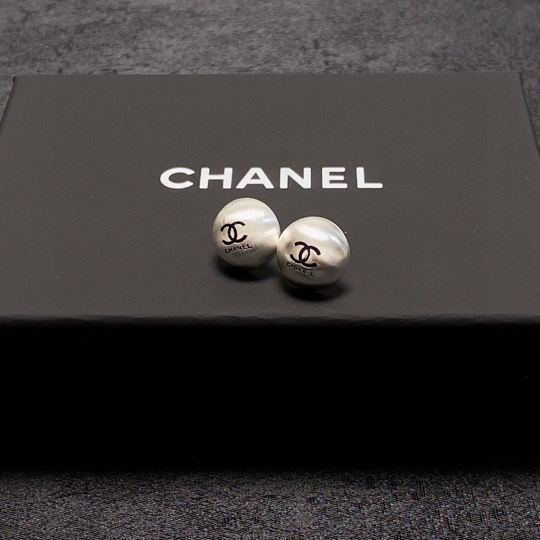 Chanel brushed pearls with double-sided earrings