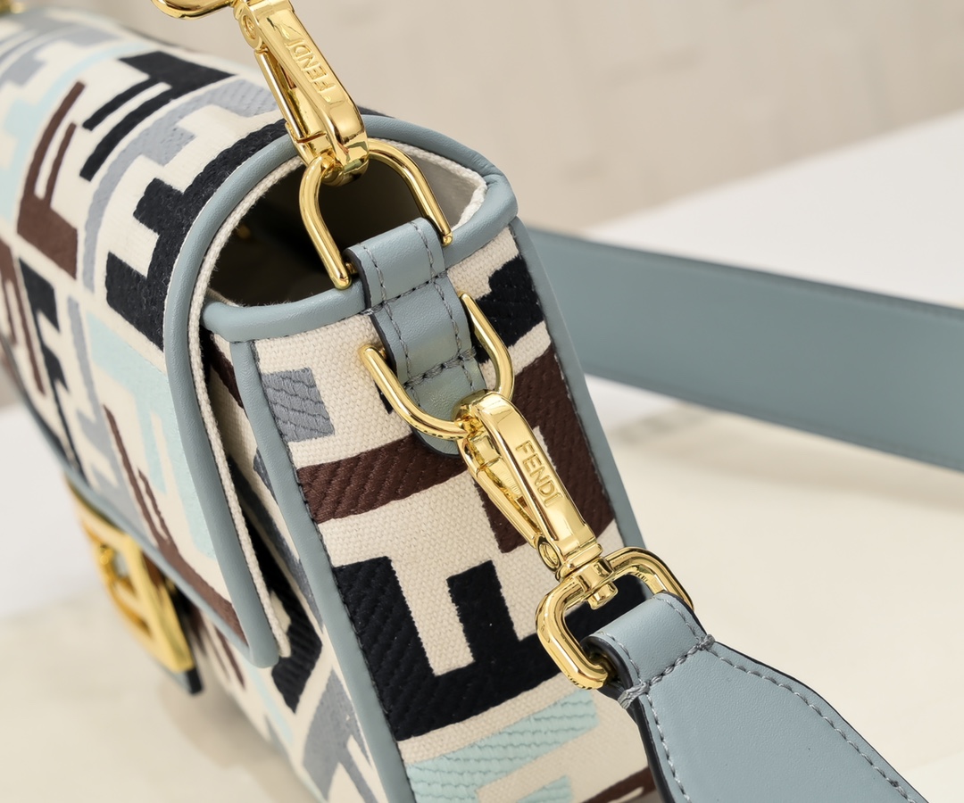 FENDI Baguette Shoulder Bag 1002