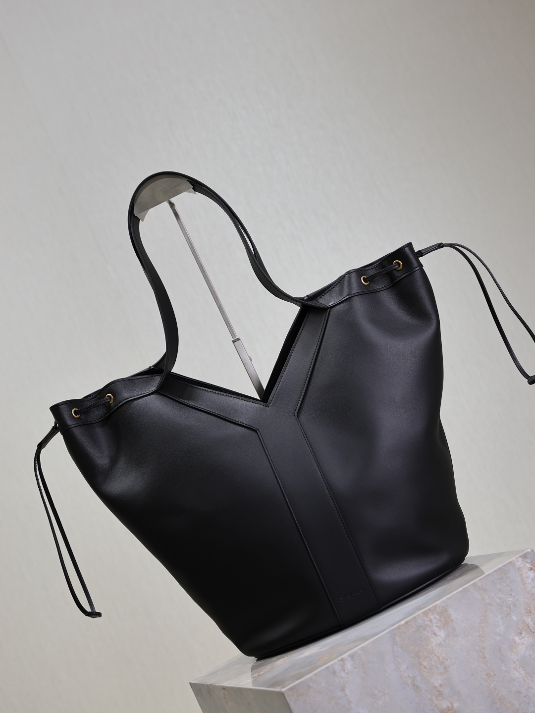Yves Saint Laurent Leather HOBO Large Handbag 833160